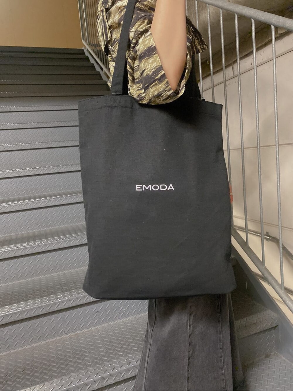 その他のシャツ/ブラウス、ブラック系のデニムスカート、ブラック系のエコバッグ/サブバッグを着用したレディースの夏コーディネートの10枚目の写真