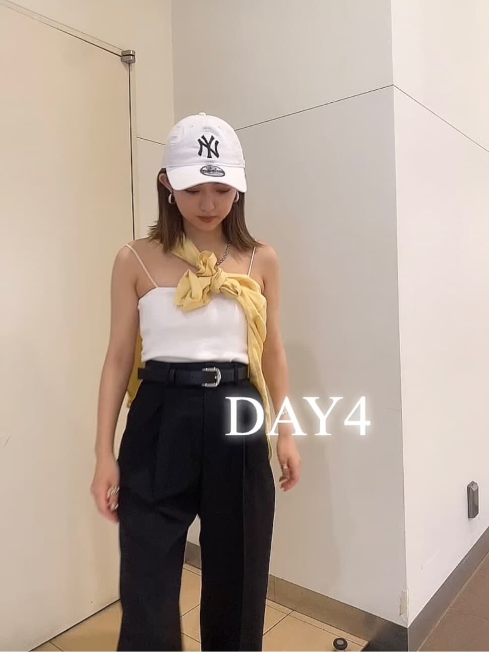 ホワイト系のキャミソール、イエロー系のシャツ/ブラウス、ブラック系のその他パンツを着用したレディースの夏コーディネートの4枚目の写真