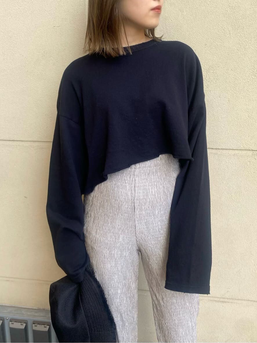 グレー系のその他パンツ、ブラック系のサンダル、ホワイト系のTシャツ/カットソーを着用したレディースの春コーディネートの5枚目の写真