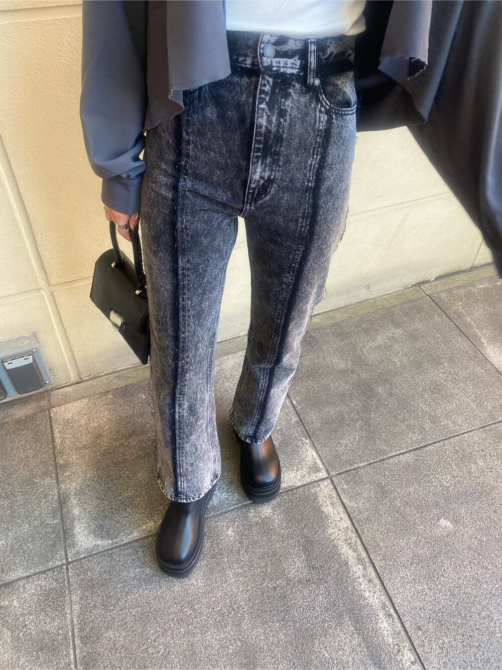 ブルー系のテーラードジャケット、ブラック系のハンドバッグ、ホワイト系のTシャツ/カットソーを着用したレディースの夏コーディネートの8枚目の写真