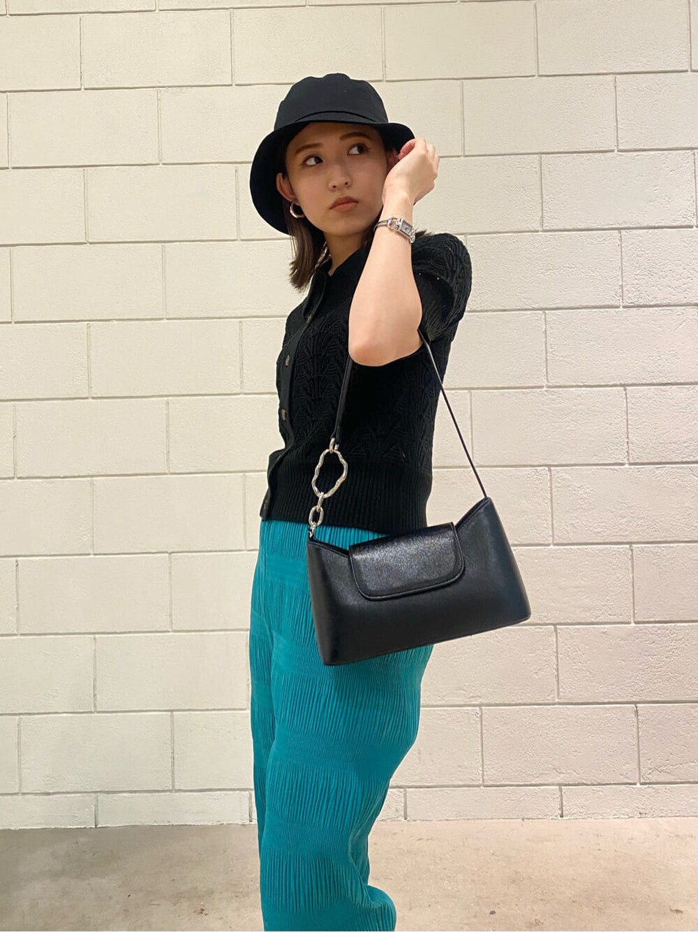 ブラック系のキャミソール、ブラック系のサンダル、ブルー系のその他パンツを着用したレディースの春コーディネートの5枚目の写真