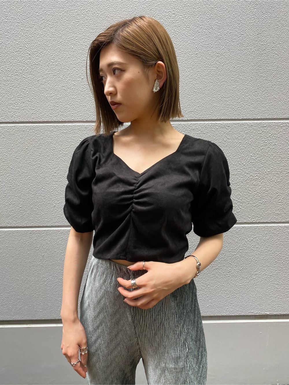 グリーン系のその他パンツ、ブラック系のサンダル、ブラック系のハンドバッグを着用したレディースの夏コーディネートの3枚目の写真