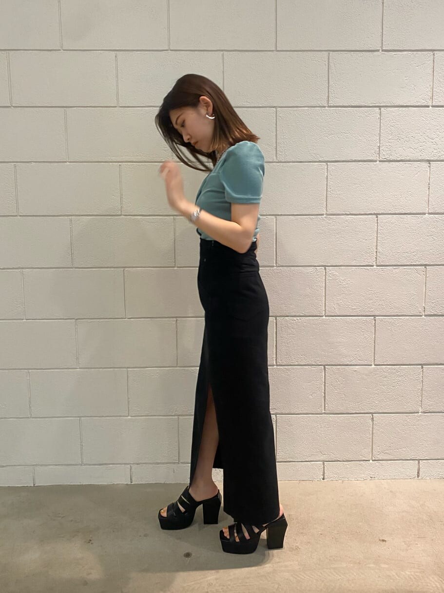 ブラック系のサンダル、ブラック系のスカート、ブルー系のTシャツ/カットソーを着用したレディースの夏コーディネートの2枚目の写真