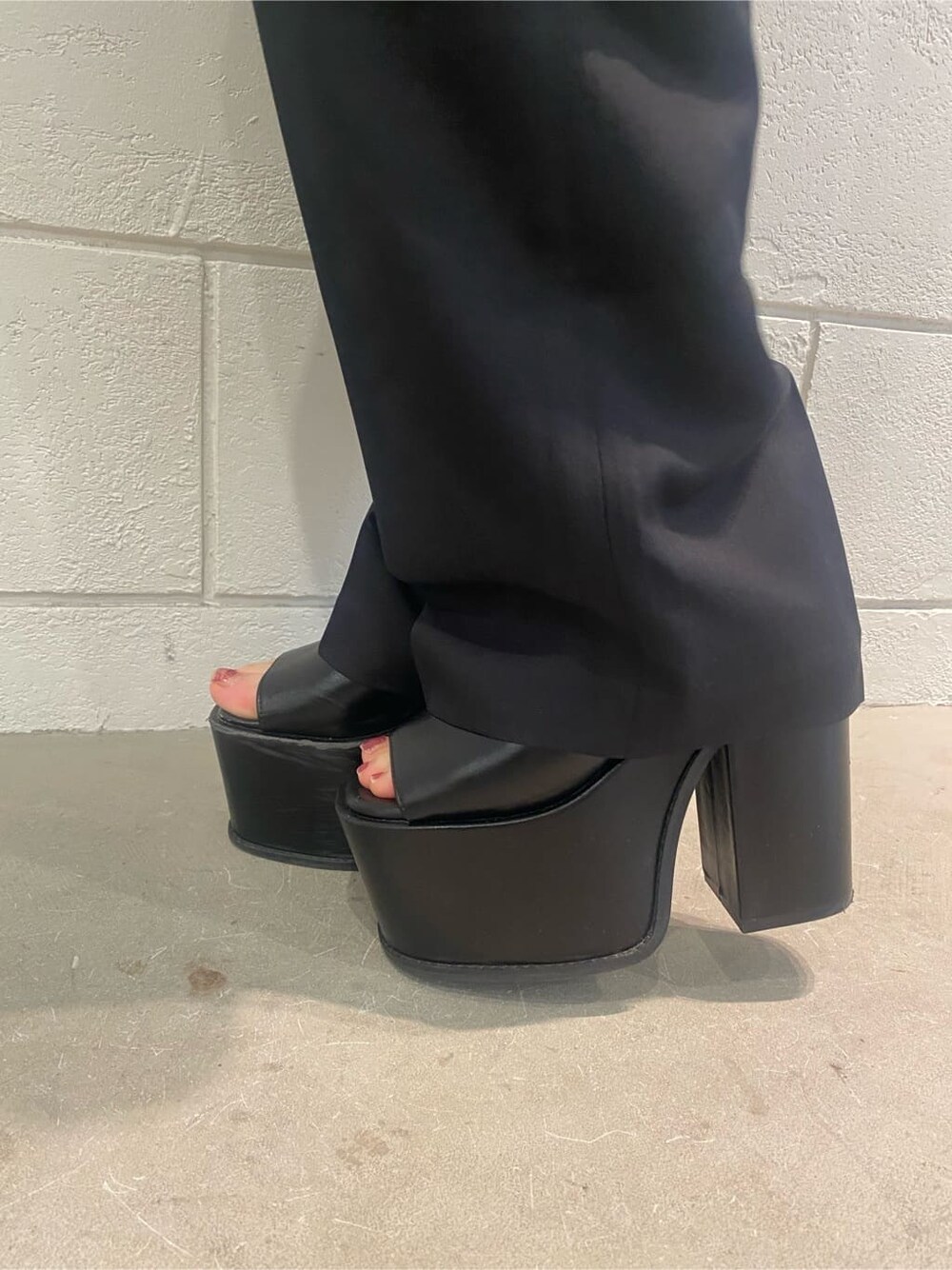 ホワイト系のキャミソール、ブラック系のサンダル、その他のシャツ/ブラウスを着用したレディースの春コーディネートの9枚目の写真