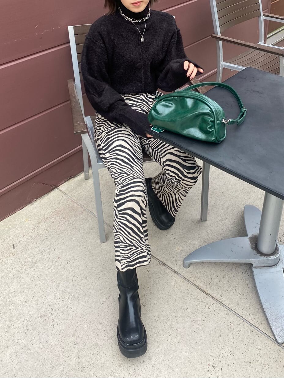 その他のその他パンツ、グリーン系のボディバッグ/ウエストポーチ、ブラック系のニット/セーターを着用したレディースの秋コーディネートの2枚目の写真