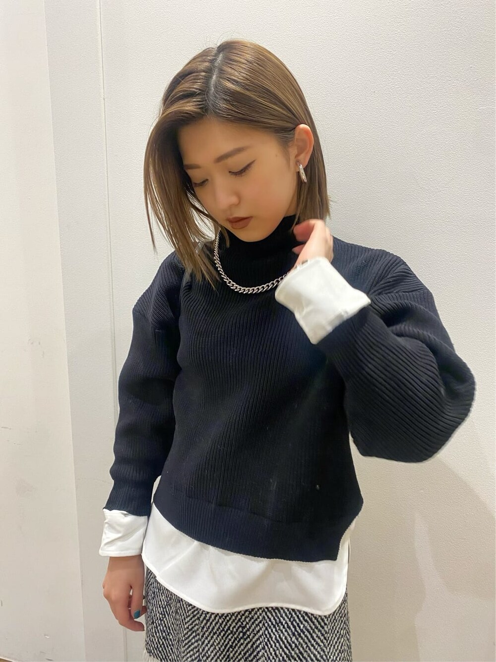 ブラック系のニット/セーター、その他のスカート、ブラック系のブーツを着用したレディースの冬コーディネートの4枚目の写真