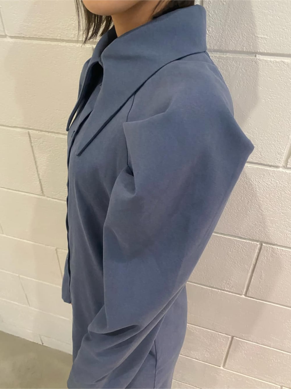 ブルー系のワンピース、ブラック系のブーツを着用したレディースの冬コーディネートの7枚目の写真