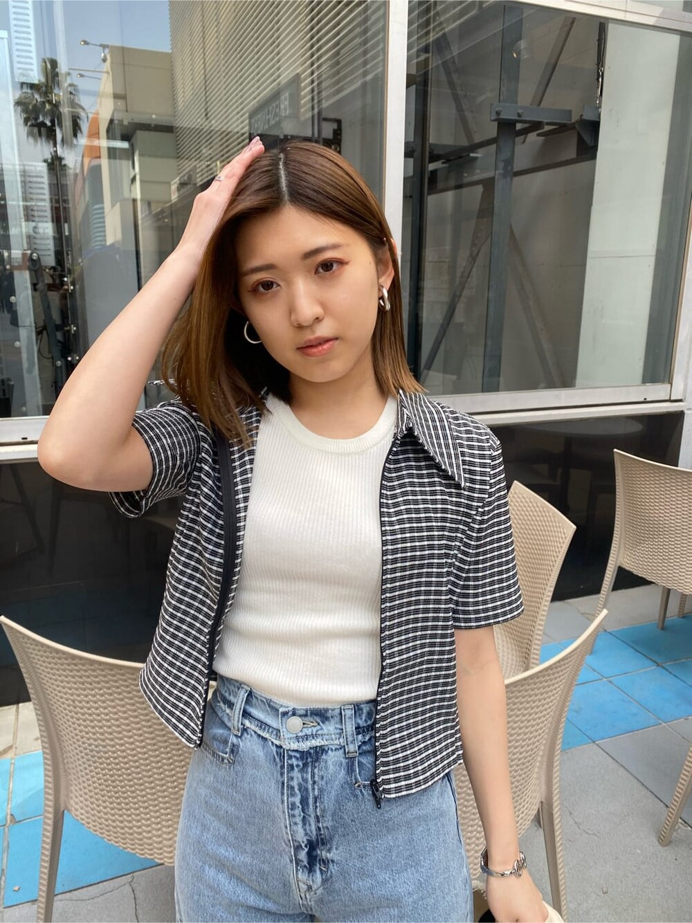 ブラック系のサンダル、ブルー系のデニムパンツ、その他のシャツ/ブラウスを着用したレディースの春コーディネートの6枚目の写真