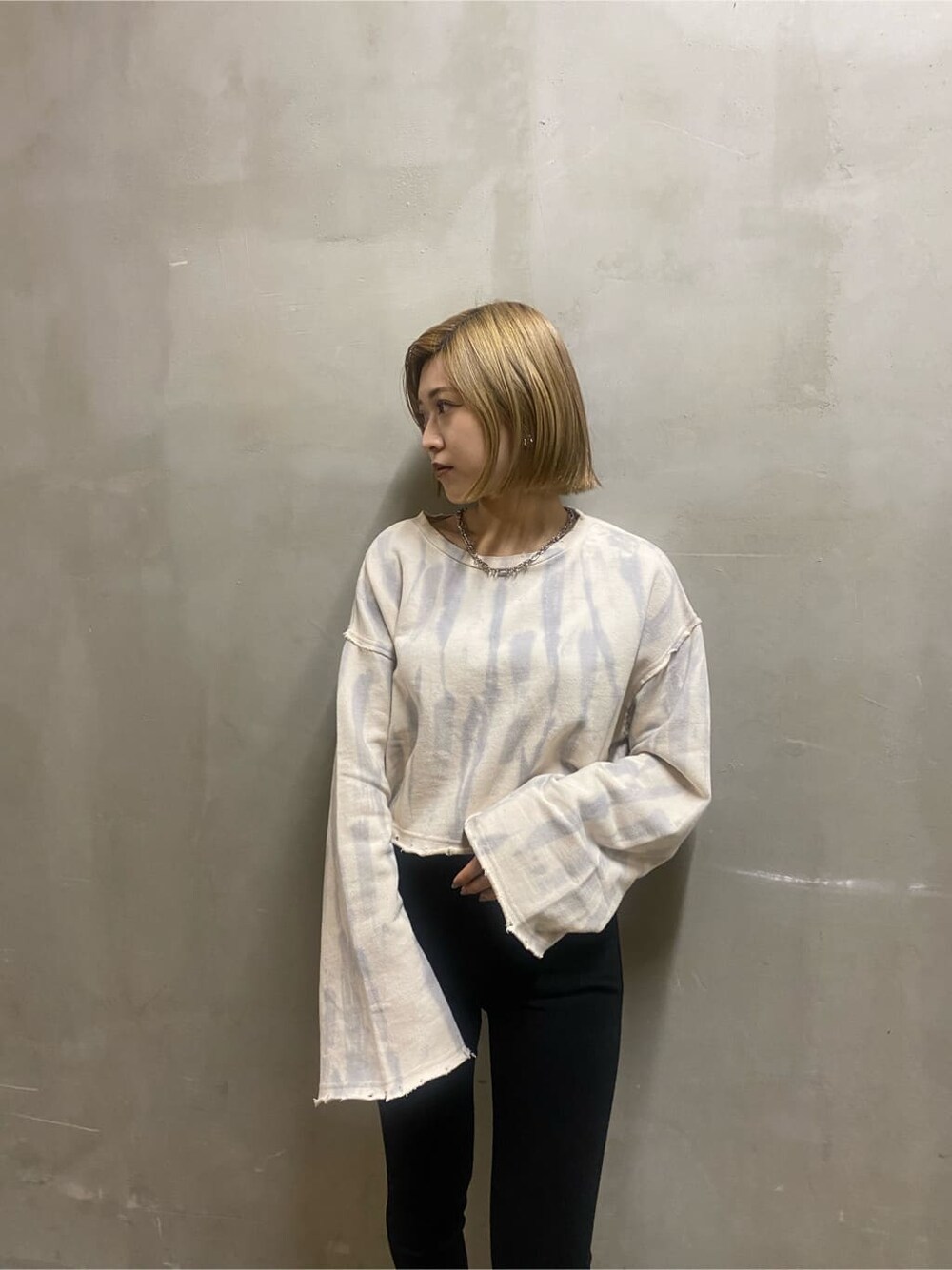 ブラック系のサンダル、ブラック系のデニムパンツ、グレー系のTシャツ/カットソーを着用したレディースの秋コーディネートの2枚目の写真