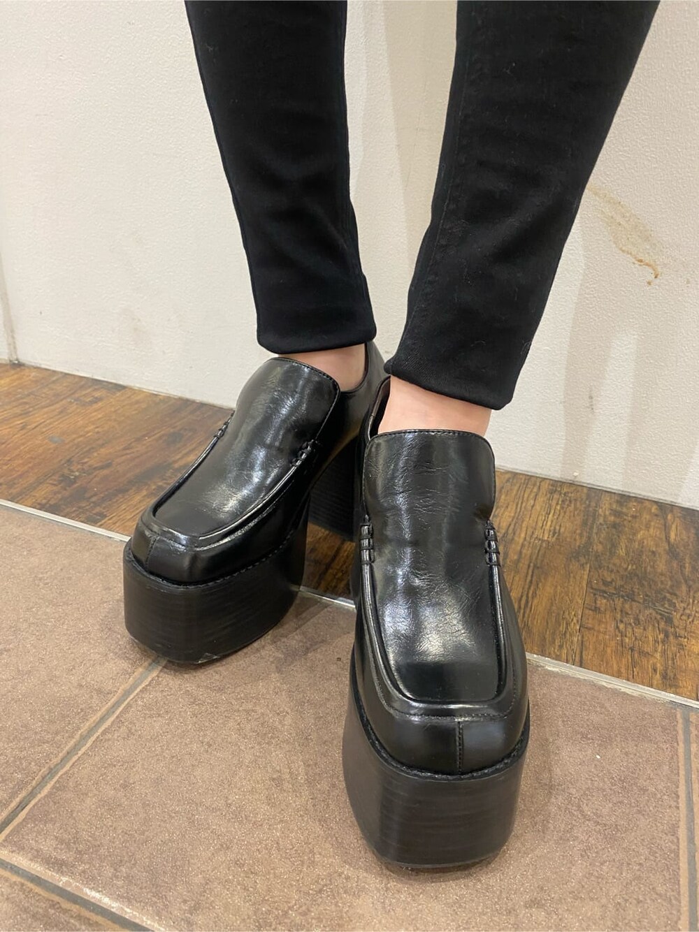 ブラック系のローファー、ベージュ系のニット/セーター、ブラック系のデニムパンツを着用したレディースの春コーディネートの10枚目の写真