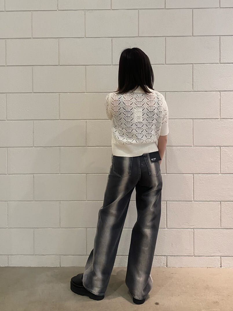 ブラック系のサンダル、ブラック系のデニムパンツ、ホワイト系のニット/セーターを着用したレディースの春コーディネートの3枚目の写真