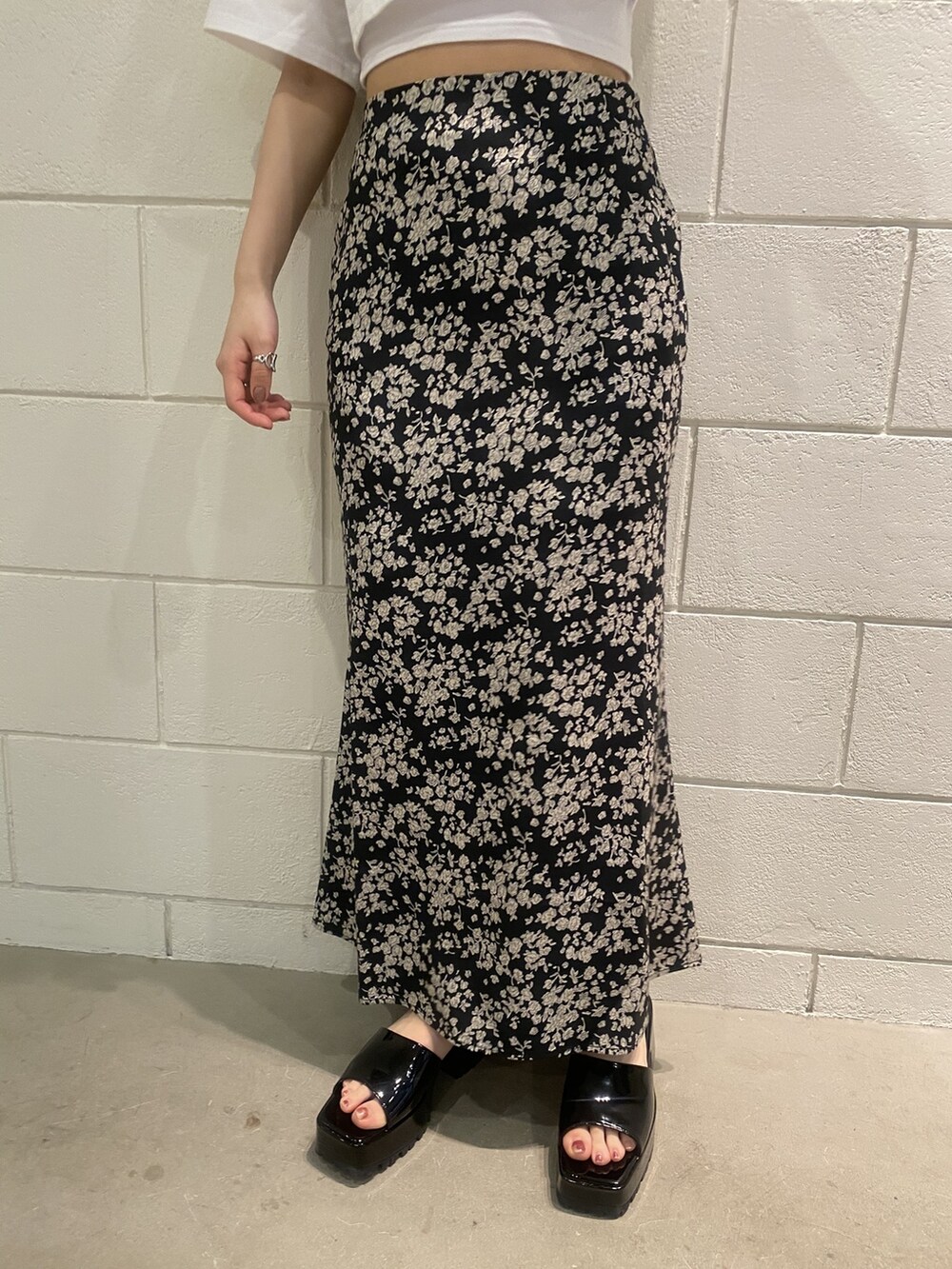 ブラック系のサンダル、ブラック系のシャツ/ブラウス、ホワイト系のTシャツ/カットソーを着用したレディースの春コーディネートの8枚目の写真