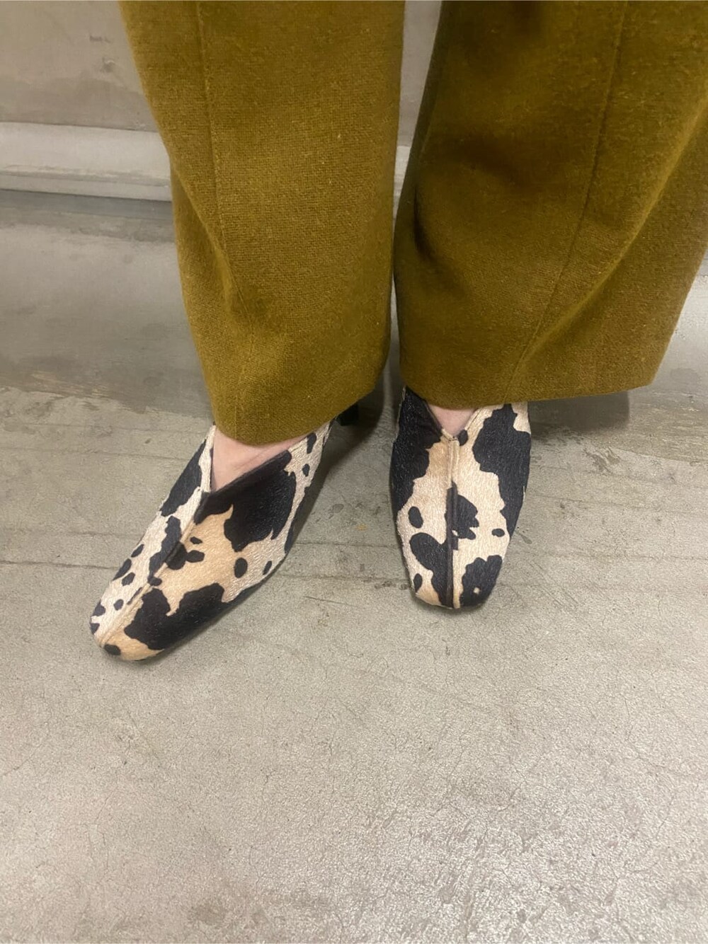 イエロー系のその他パンツ、イエロー系のその他アウター、その他のパンプスを着用したレディースの秋コーディネートの8枚目の写真