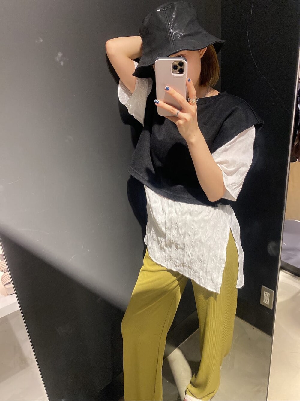 ブラック系のTシャツ/カットソー、イエロー系のその他パンツ、ホワイト系のサンダルを着用したレディースの夏コーディネートの2枚目の写真