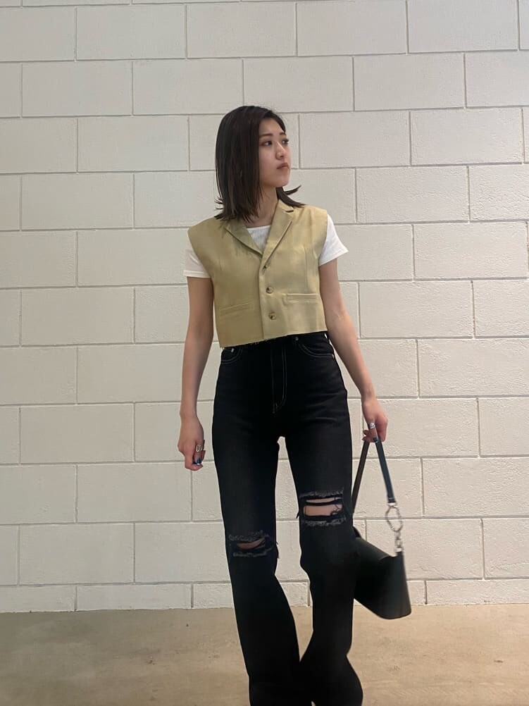 ブラック系のハンドバッグ、ホワイト系のTシャツ/カットソー、イエロー系のテーラードジャケットを着用したレディースの夏コーディネートの7枚目の写真