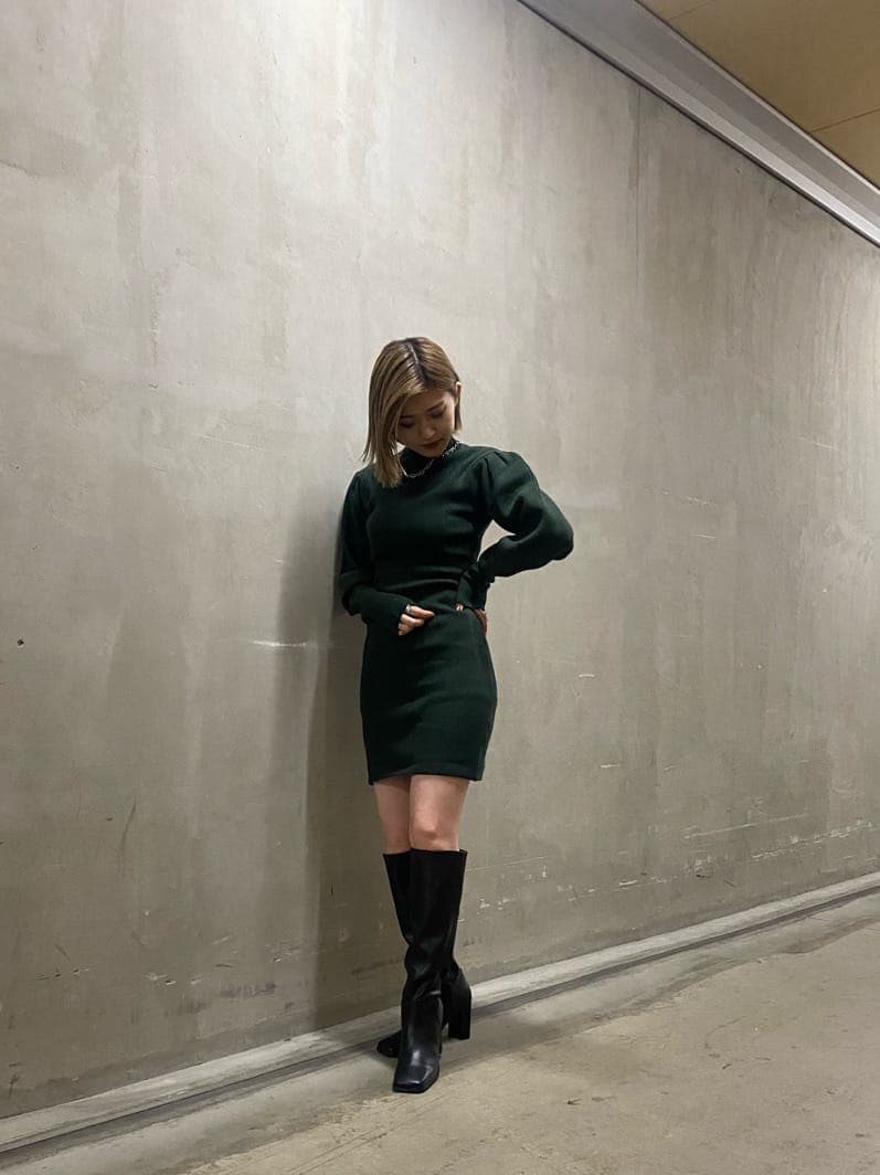 ブラック系のブルゾン、グリーン系のワンピース、ブラック系のブーツを着用したレディースの秋コーディネートの4枚目の写真