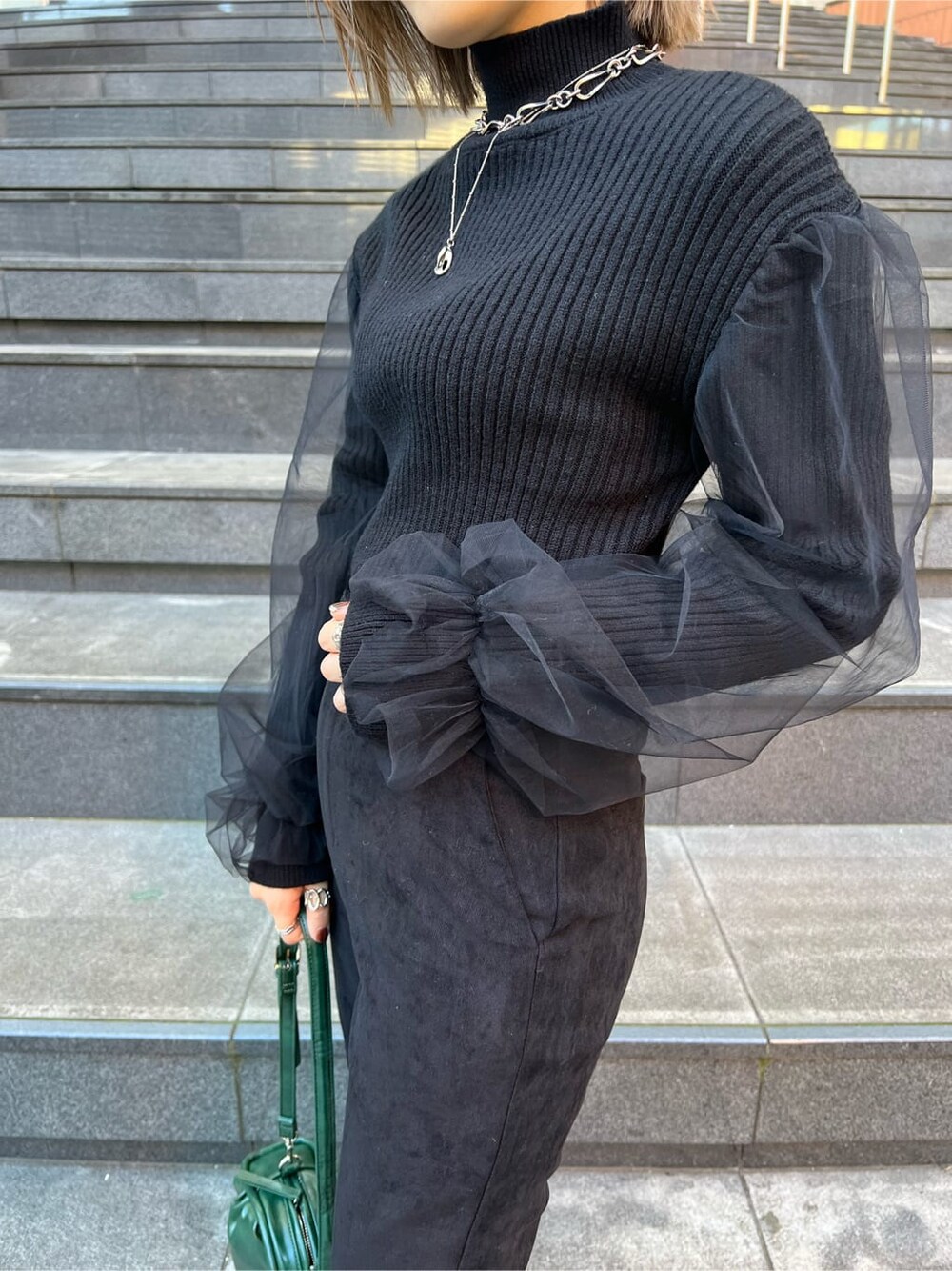 ブラック系のその他パンツ、グリーン系のボディバッグ/ウエストポーチ、その他のローファーを着用したレディースの秋コーディネートの6枚目の写真