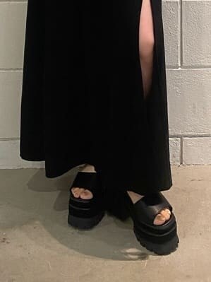 ブラック系のスカート、ブラック系のサンダル、ホワイト系のTシャツ/カットソーを着用したレディースの夏コーディネートの8枚目の写真