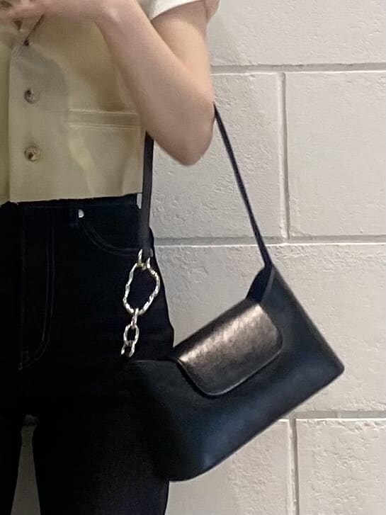 ブラック系のハンドバッグ、ホワイト系のTシャツ/カットソー、イエロー系のテーラードジャケットを着用したレディースの夏コーディネートの9枚目の写真