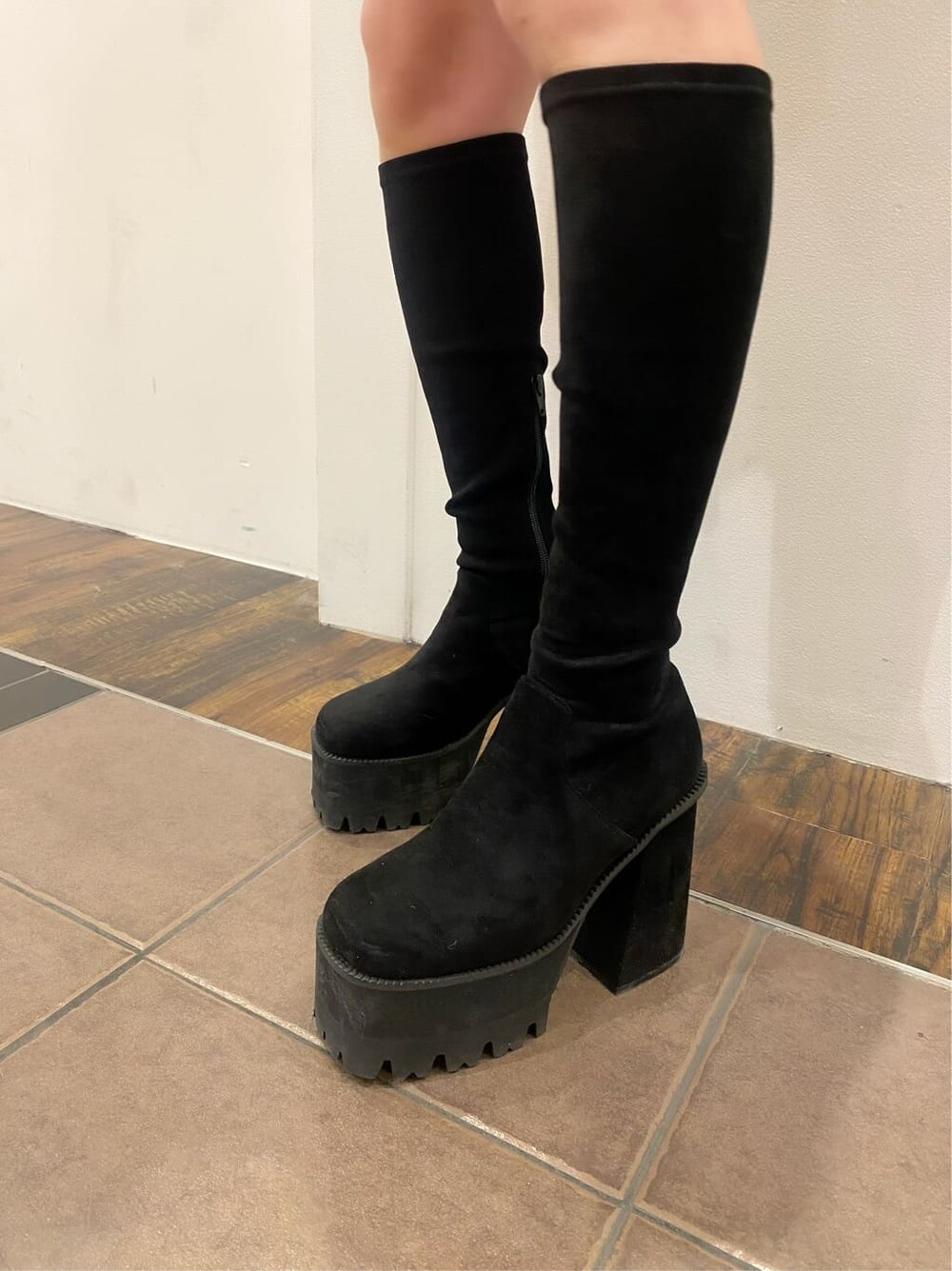 ブラック系のニット/セーター、その他のスカート、ブラック系のブーツを着用したレディースの冬コーディネートの9枚目の写真