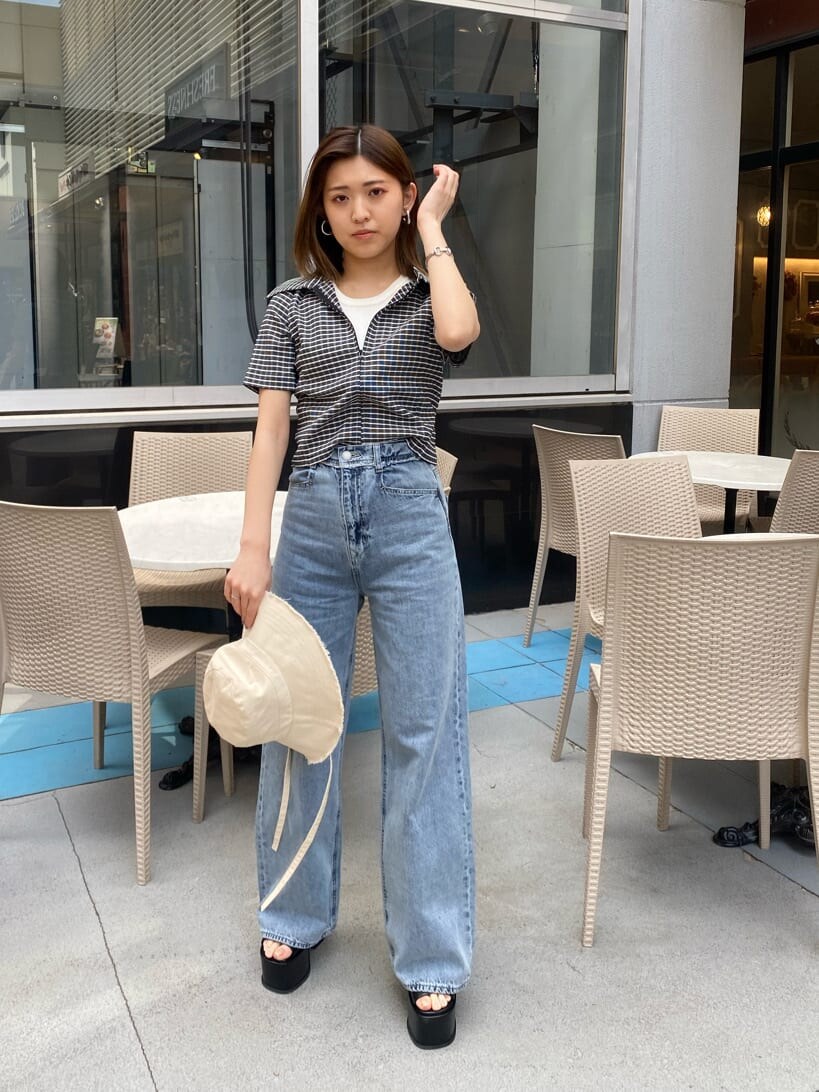 ブラック系のサンダル、ブルー系のデニムパンツ、その他のシャツ/ブラウスを着用したレディースの春コーディネートの4枚目の写真