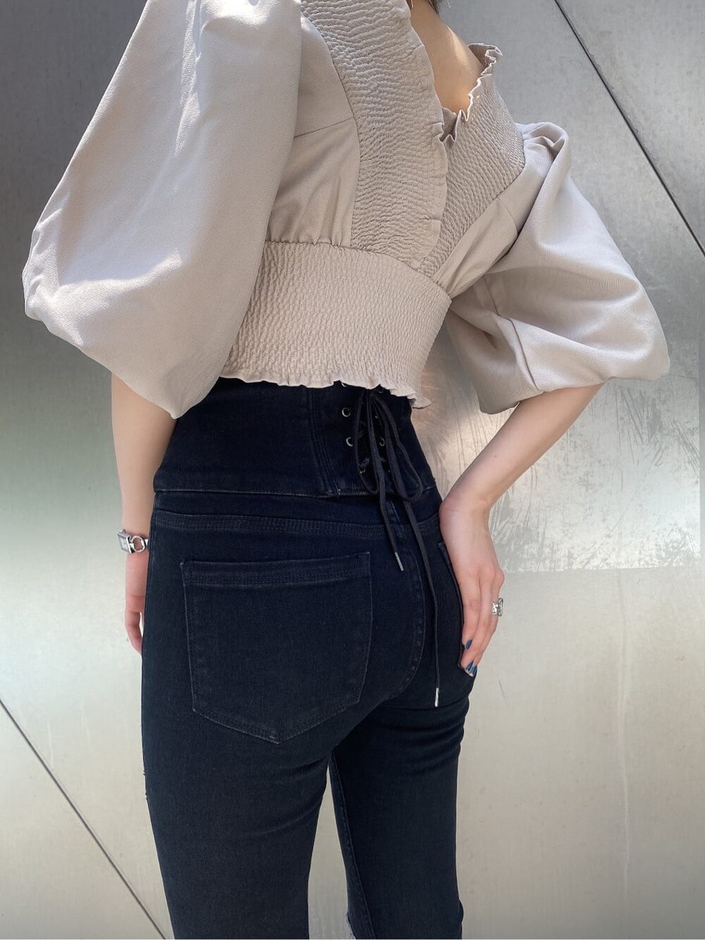 ブラック系のサンダル、ホワイト系のシャツ/ブラウス、ブラック系のデニムパンツを着用したレディースの夏コーディネートの6枚目の写真