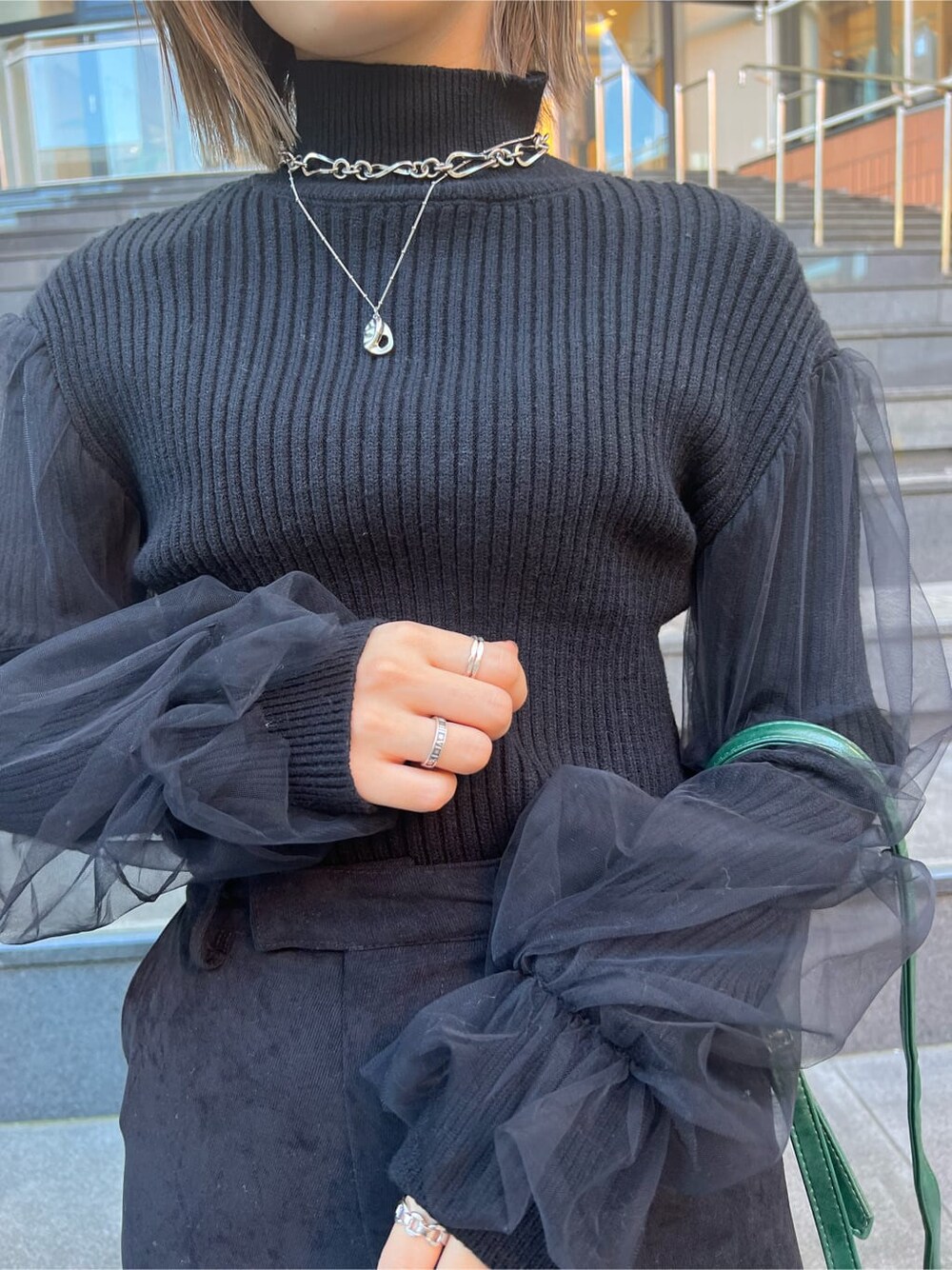 ブラック系のその他パンツ、グリーン系のボディバッグ/ウエストポーチ、その他のローファーを着用したレディースの秋コーディネートの7枚目の写真