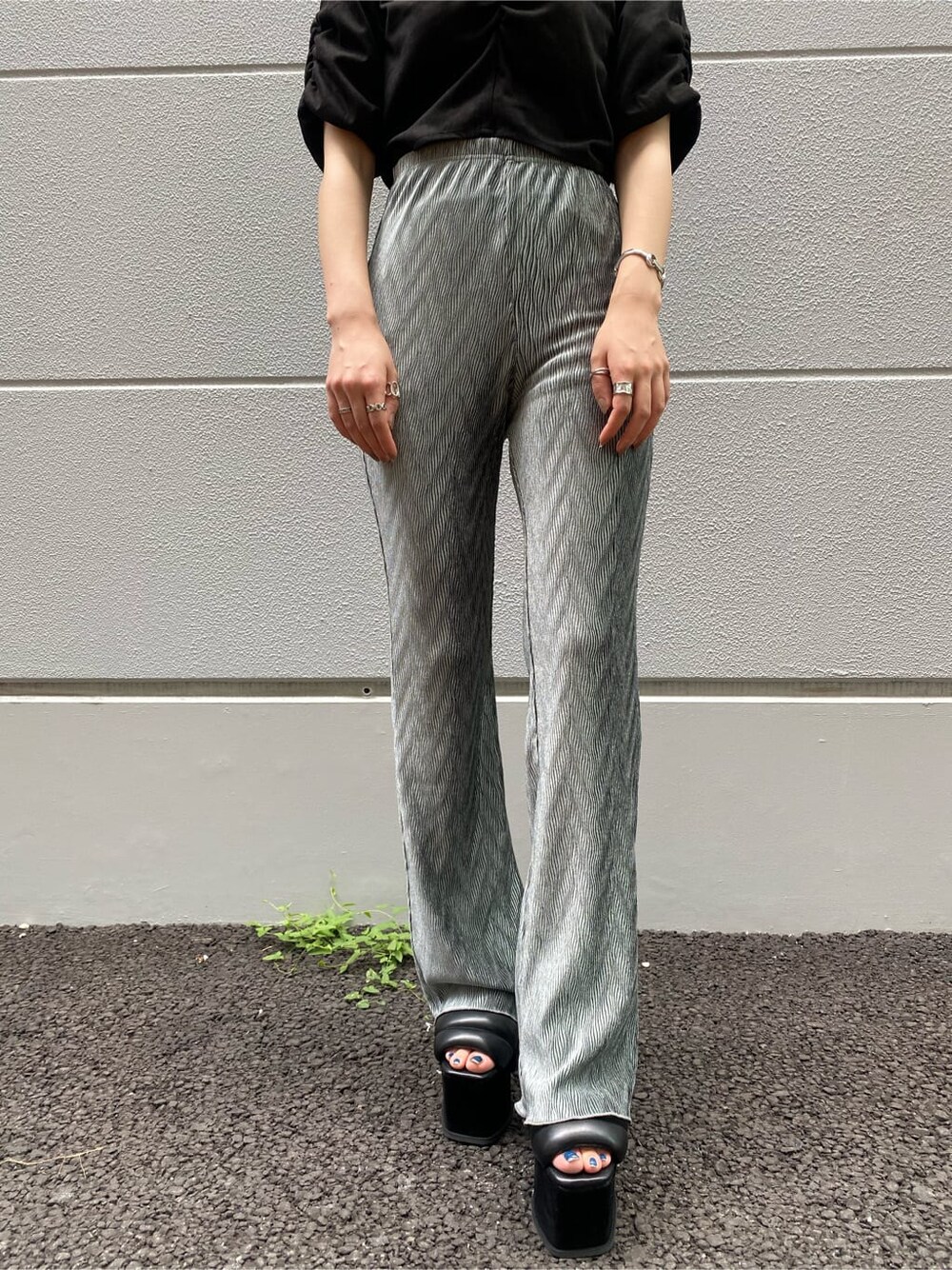 グリーン系のその他パンツ、ブラック系のサンダル、ブラック系のハンドバッグを着用したレディースの夏コーディネートの8枚目の写真