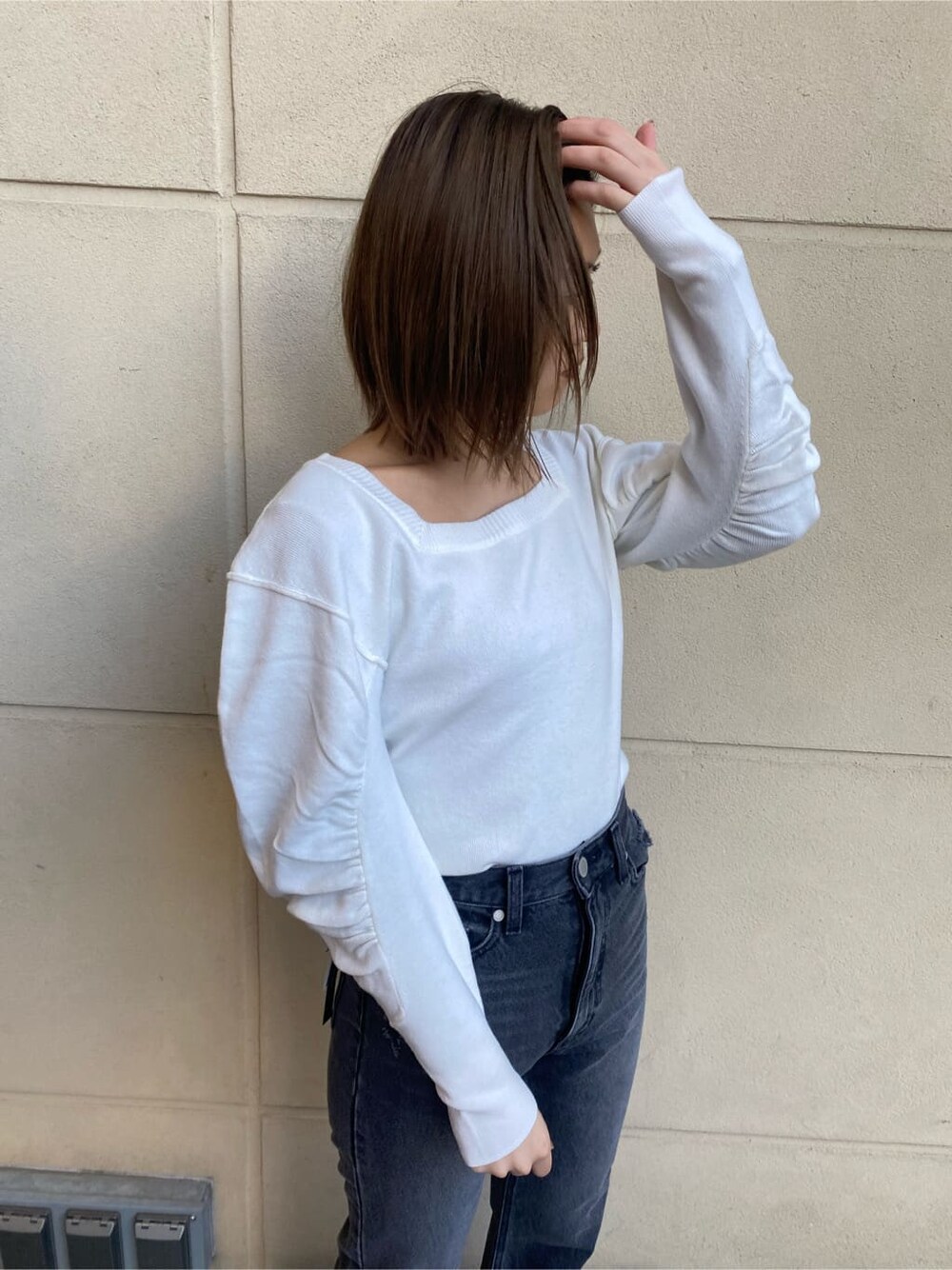 その他のローファー、イエロー系のダウンジャケット/コート、ホワイト系のニット/セーターを着用したレディースの冬コーディネートの10枚目の写真