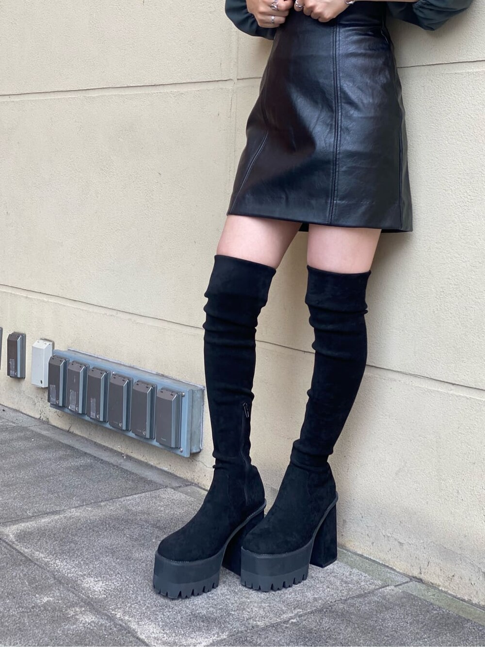 その他のスカート、ブラック系のブーツ、ブルー系のTシャツ/カットソーを着用したレディースの秋コーディネートの5枚目の写真