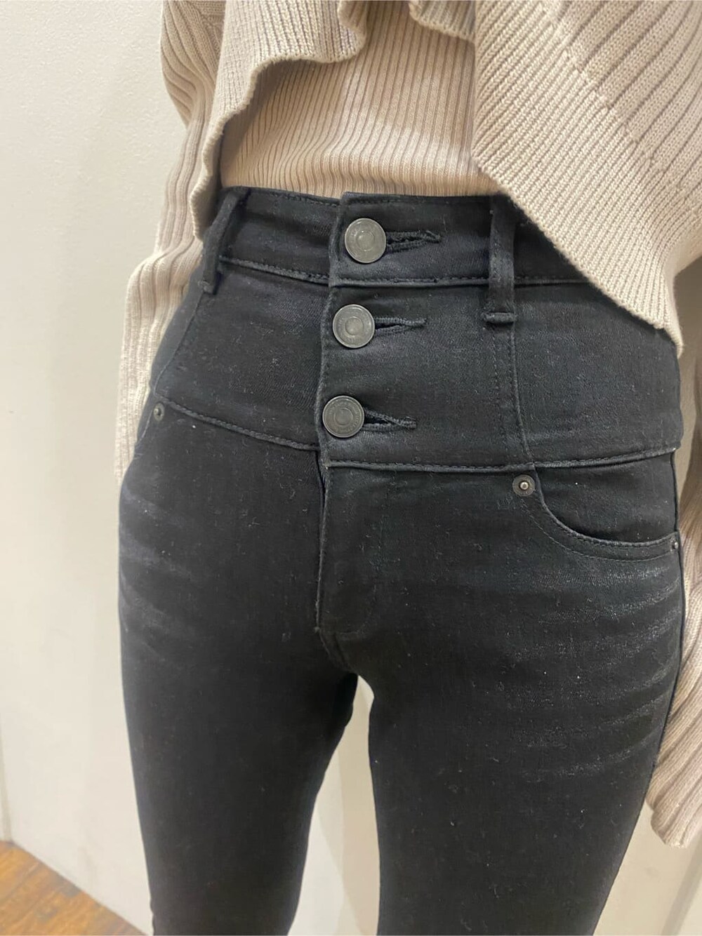 ブラック系のローファー、ベージュ系のニット/セーター、ブラック系のデニムパンツを着用したレディースの春コーディネートの7枚目の写真