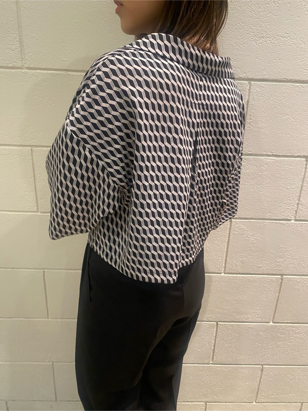 ホワイト系のキャミソール、ブラック系のサンダル、その他のシャツ/ブラウスを着用したレディースの春コーディネートの7枚目の写真