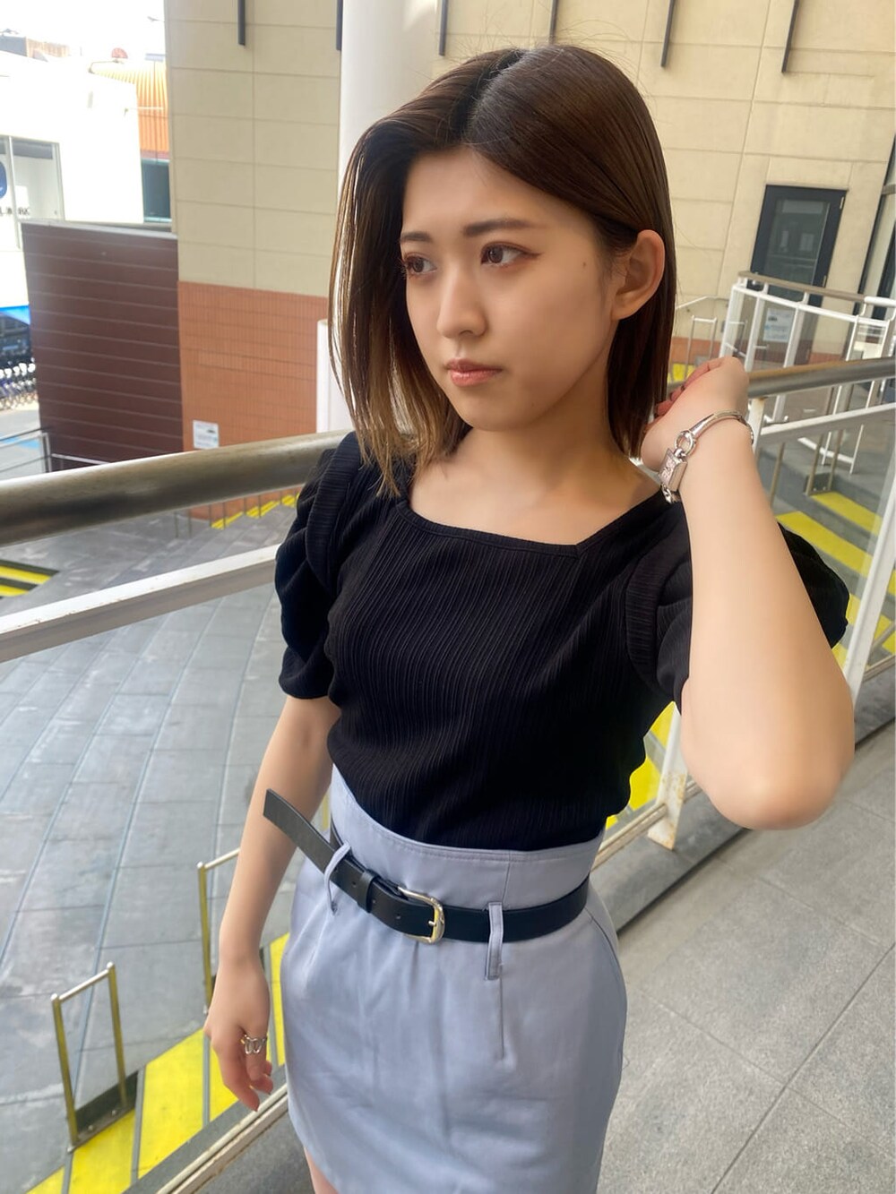 ブルー系のテーラードジャケット、ブラック系のサンダル、ブラック系のTシャツ/カットソーを着用したレディースの春コーディネートの4枚目の写真