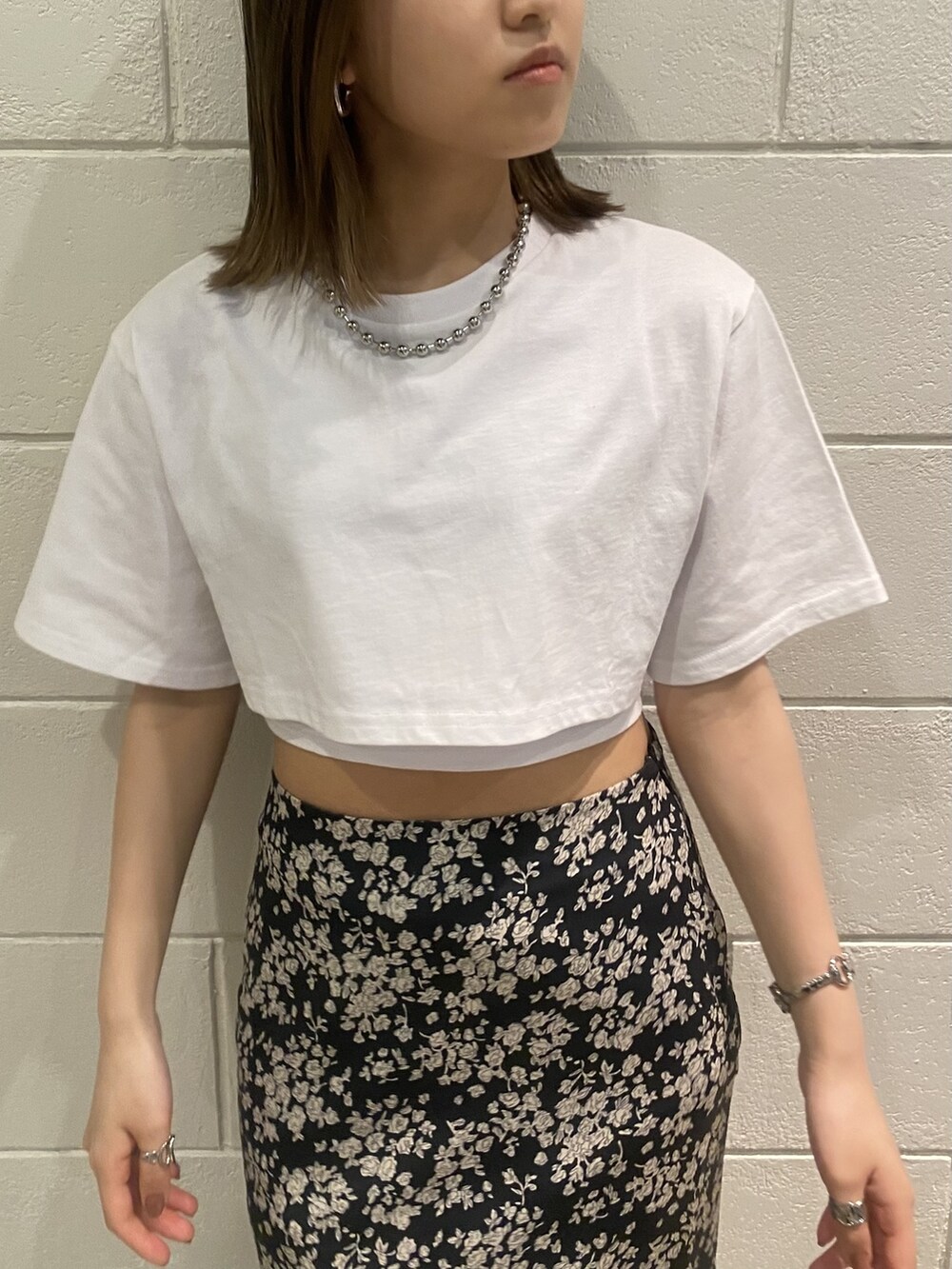 ブラック系のサンダル、ブラック系のシャツ/ブラウス、ホワイト系のTシャツ/カットソーを着用したレディースの春コーディネートの7枚目の写真