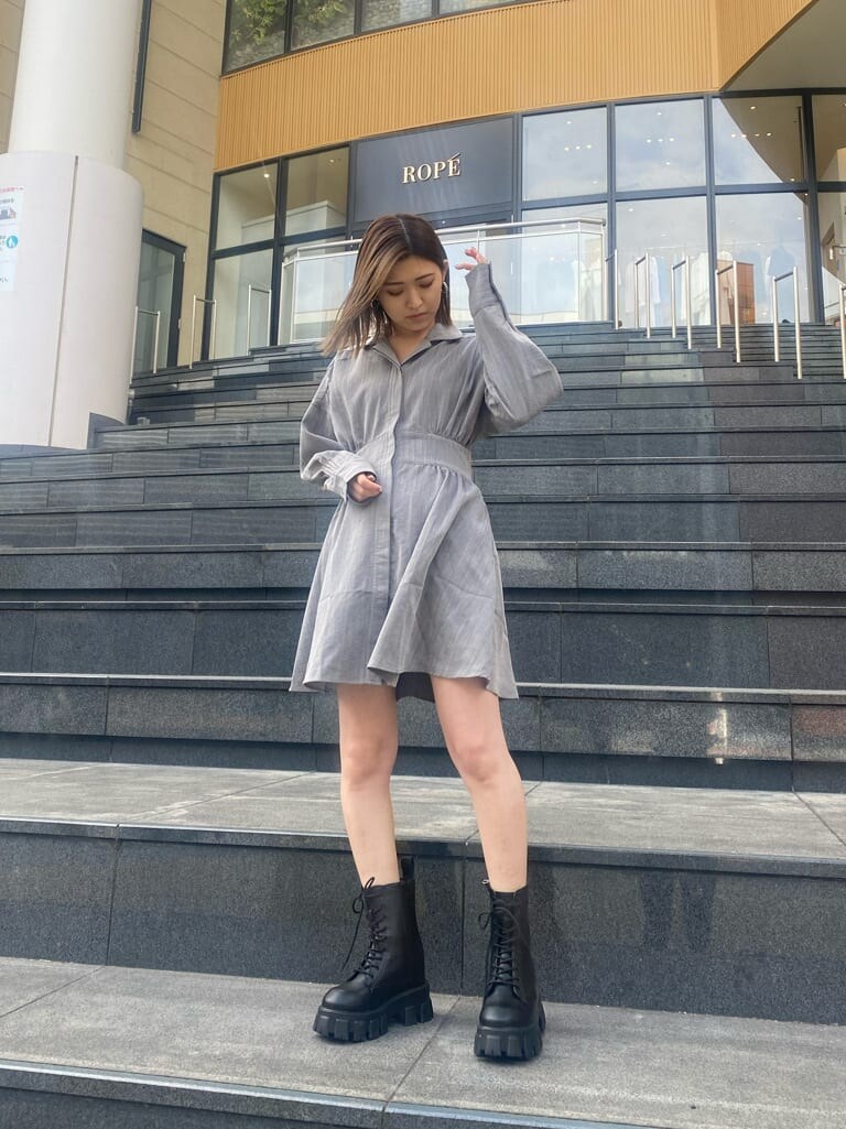 グレー系のシャツワンピース、ブラック系のブーツを着用したレディースの冬コーディネートの3枚目の写真