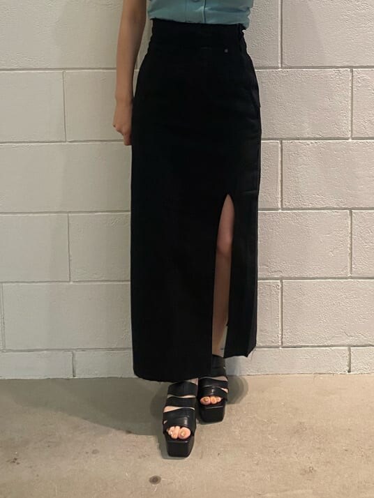 ブラック系のサンダル、ブラック系のスカート、ブルー系のTシャツ/カットソーを着用したレディースの夏コーディネートの9枚目の写真