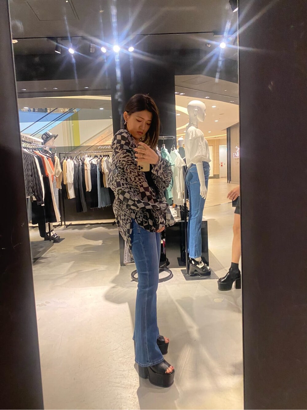 ブラック系のキャミソール、ブラック系のサンダル、その他のシャツ/ブラウスを着用したレディースの春コーディネートの7枚目の写真