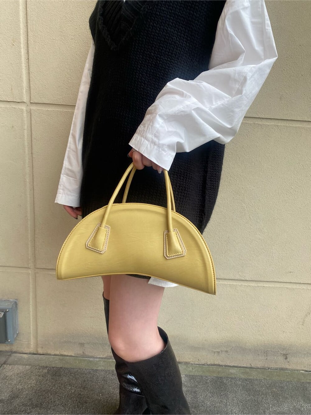 ホワイト系のシャツ/ブラウス、グレー系のスカート、その他のブーツを着用したレディースの秋コーディネートの7枚目の写真