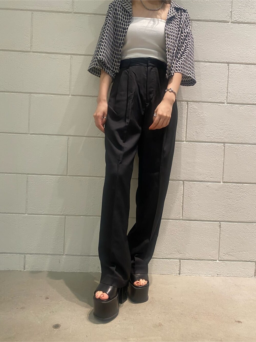 ホワイト系のキャミソール、ブラック系のサンダル、その他のシャツ/ブラウスを着用したレディースの春コーディネートの8枚目の写真