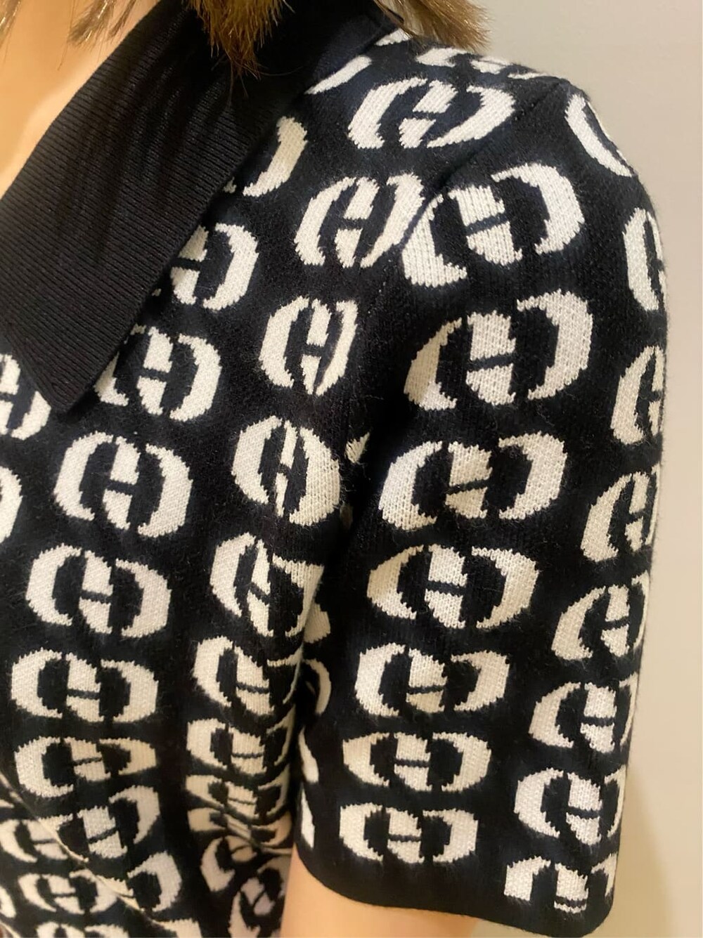 ブラック系のサンダル、その他のワンピース、ブラック系のハットを着用したレディースの春コーディネートの9枚目の写真