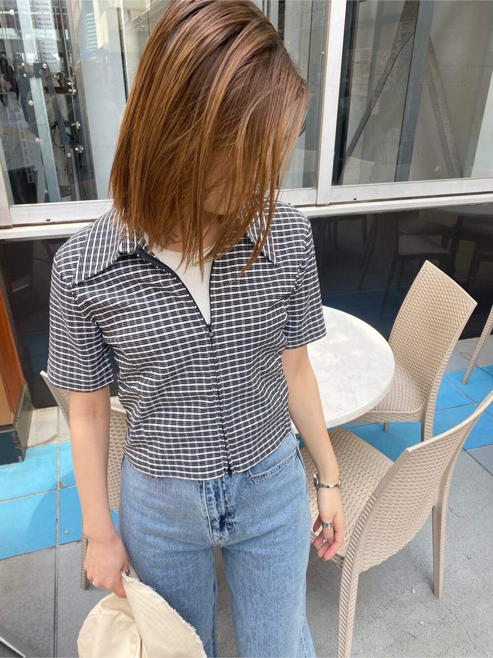 ブラック系のサンダル、ブルー系のデニムパンツ、その他のシャツ/ブラウスを着用したレディースの春コーディネートの5枚目の写真