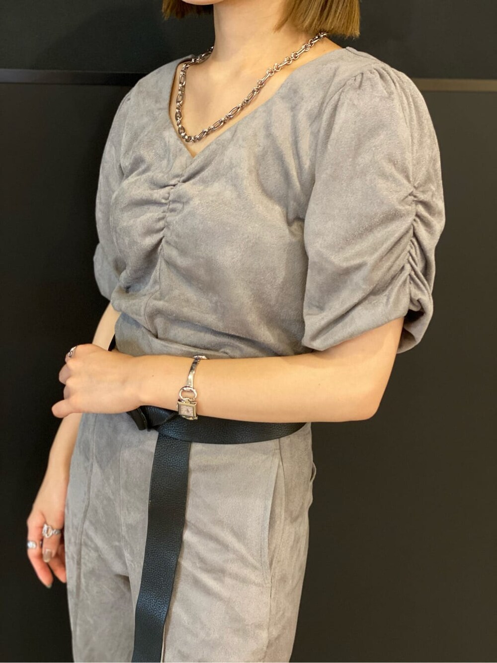 グレー系のその他パンツ、ブラック系のサンダル、グレー系のTシャツ/カットソーを着用したレディースの夏コーディネートの4枚目の写真