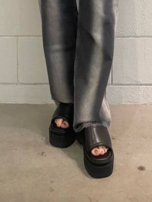 ブラック系のサンダル、ブラック系のデニムパンツ、ホワイト系のニット/セーターを着用したレディースの春コーディネートの9枚目の写真