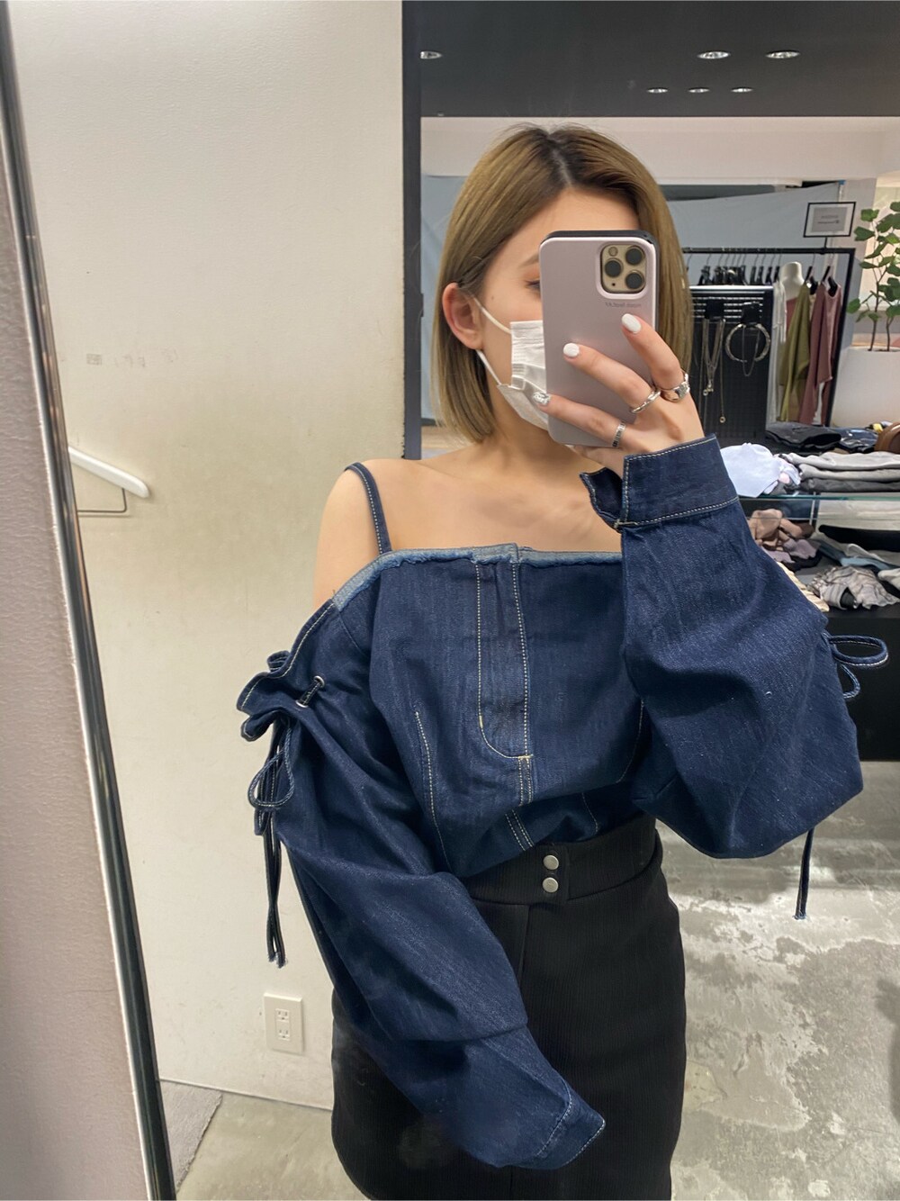 ブラック系のスカート、ブルー系のシャツ/ブラウスを着用したレディースの春コーディネートの2枚目の写真