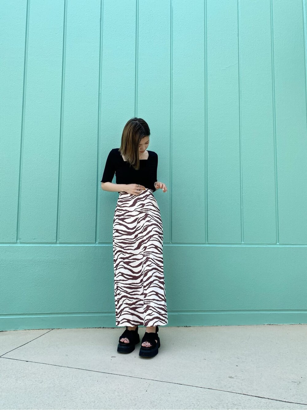 その他のスカート、ブラック系のサンダル、ブラック系のTシャツ/カットソーを着用したレディースの夏コーディネートの2枚目の写真