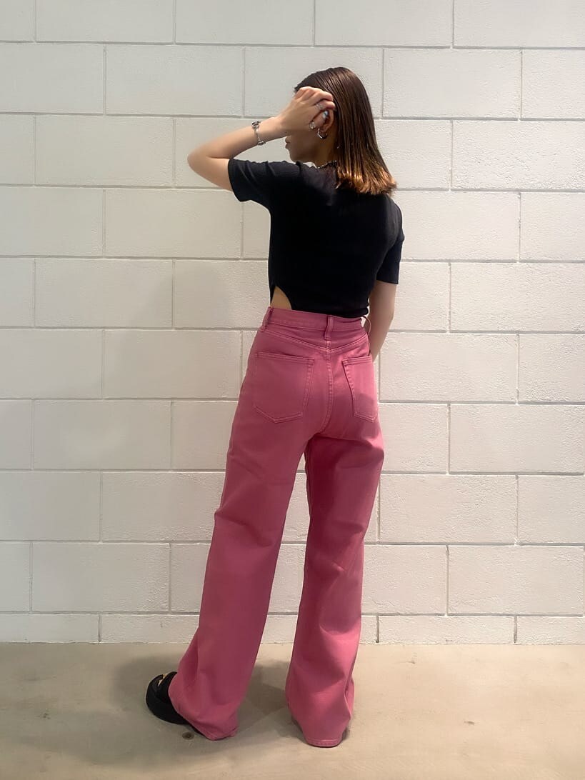 ピンク系のデニムパンツ、ブラック系のTシャツ/カットソー、シルバー系のネックレスを着用したレディースの夏コーディネートの10枚目の写真