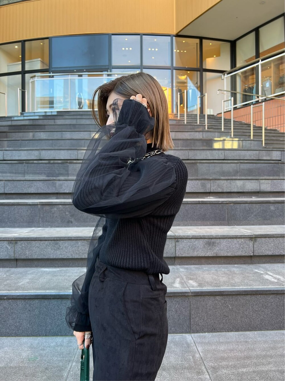 ブラック系のその他パンツ、グリーン系のボディバッグ/ウエストポーチ、その他のローファーを着用したレディースの秋コーディネートの4枚目の写真