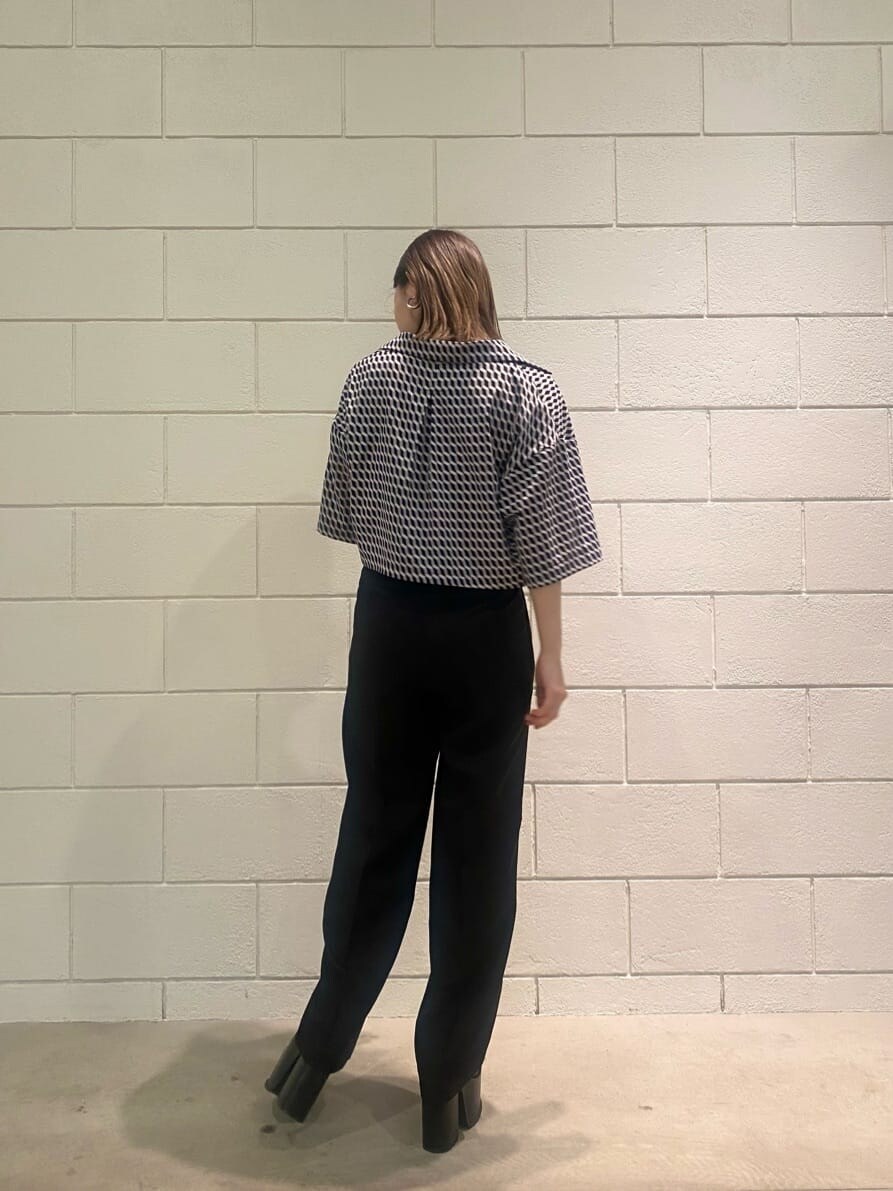 ホワイト系のキャミソール、ブラック系のサンダル、その他のシャツ/ブラウスを着用したレディースの春コーディネートの3枚目の写真