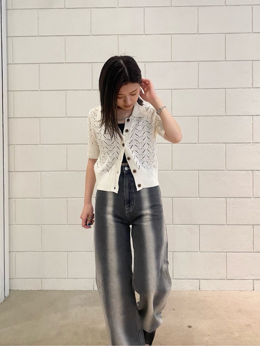 ブラック系のサンダル、ブラック系のデニムパンツ、ホワイト系のニット/セーターを着用したレディースの春コーディネートの4枚目の写真