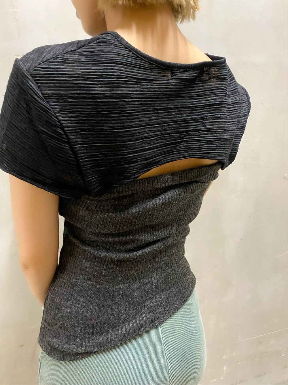 ブラック系のローファー、その他のブルゾン、グリーン系のその他パンツを着用したレディースの秋コーディネートの6枚目の写真